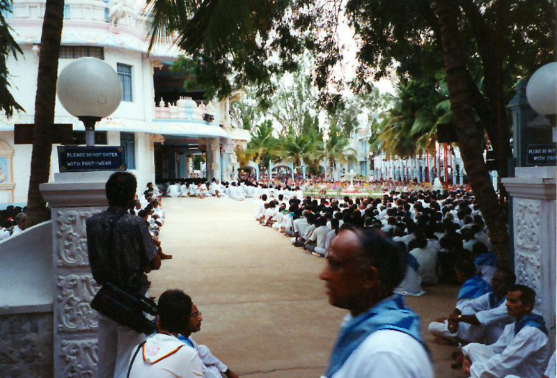 Men's entrance to Prshanthi mandir