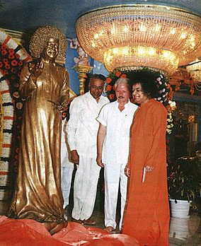 Sai Baba golden statue